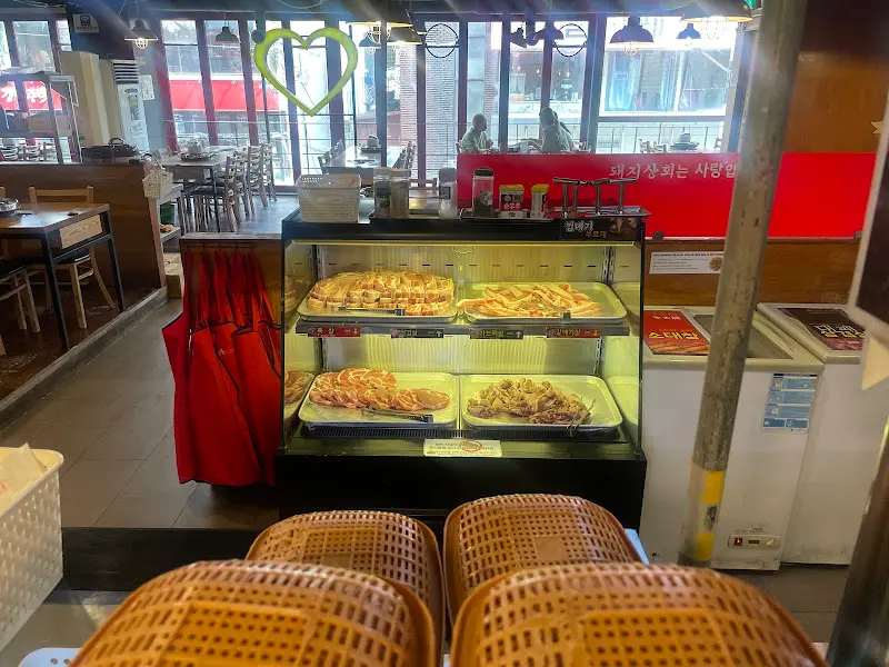 넓고 쾌적한 돼지상회 내부