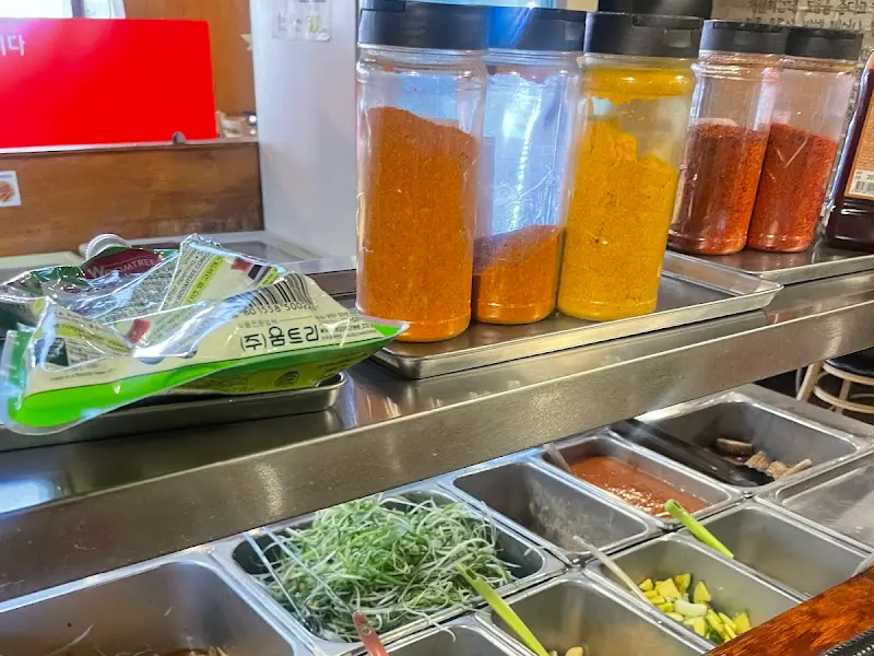 다양한 소스와 곁들임 메뉴가 준비된 셀프바
