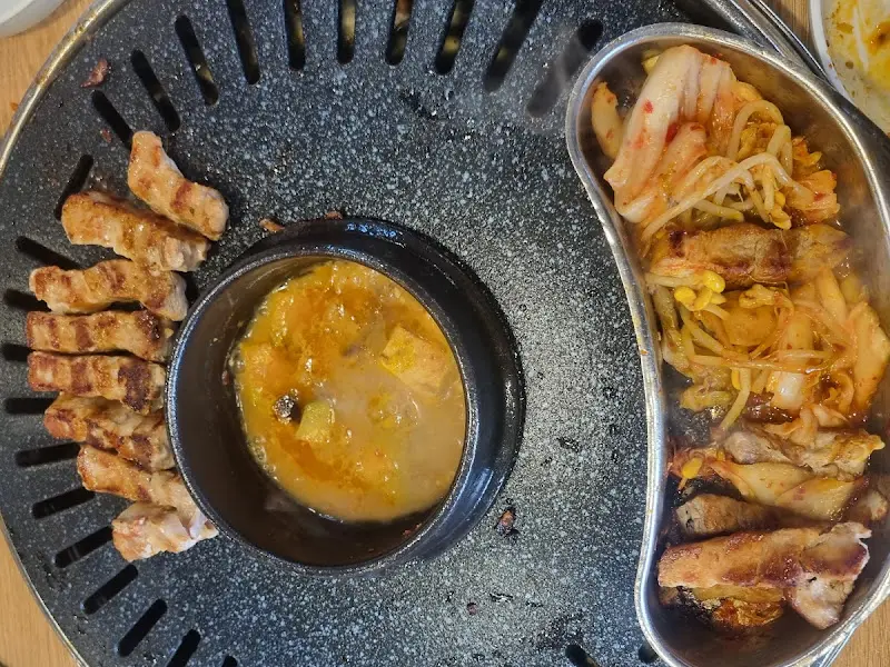 잘 익은 삼겹살과 김치의 조화