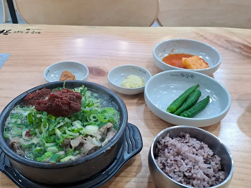 육지사람해장국 전체 상차림