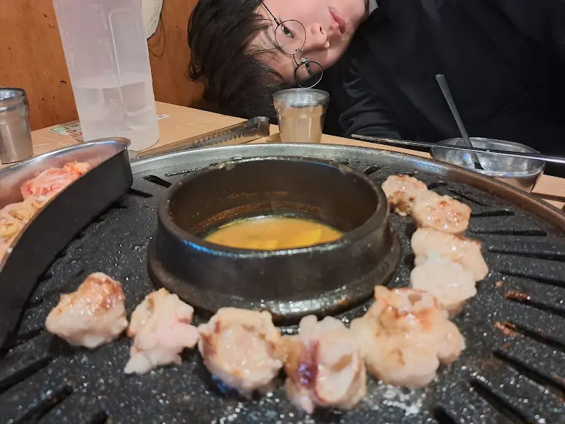 돼지상회에서 즐거운 시간을 보내는 사람들