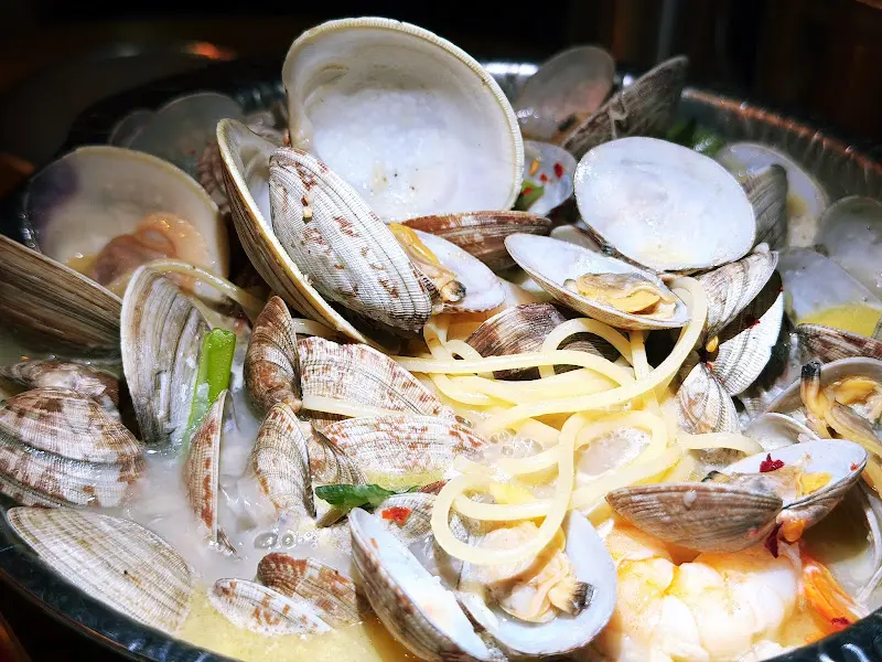 바지락술찜과 파스타 면