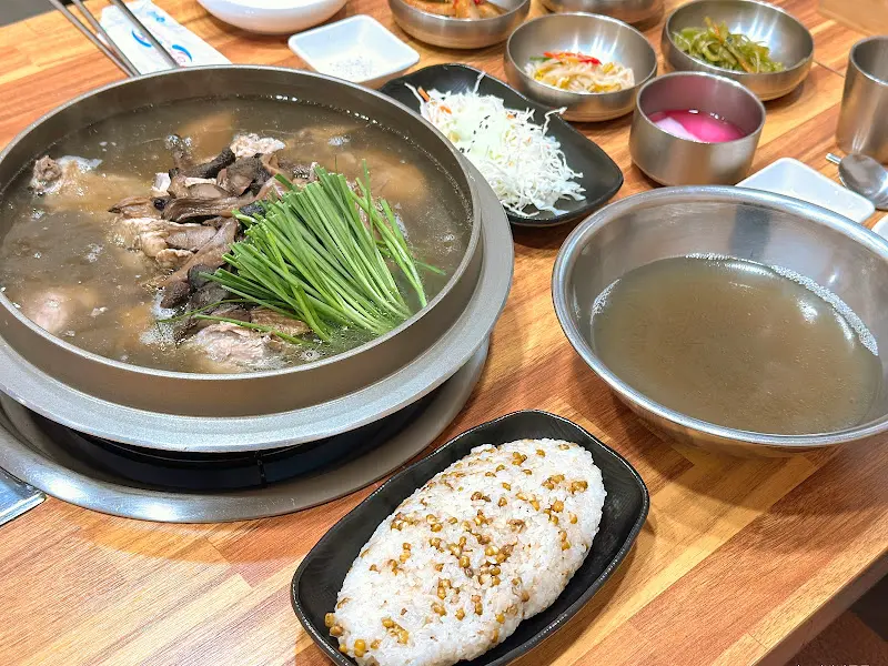 능이버섯오리백숙 한 상 차림