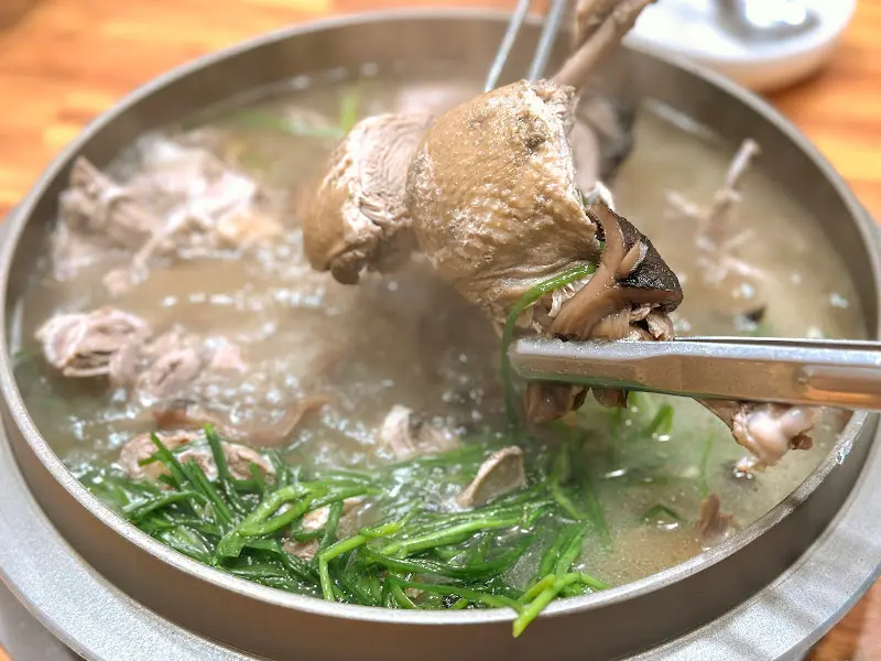 오리고기를 집는 모습