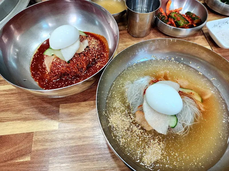 물냉면과 회비빔냉면