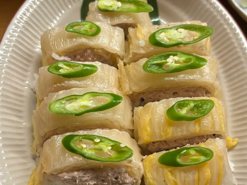 정갈하게 담겨 나온 묵참김밥