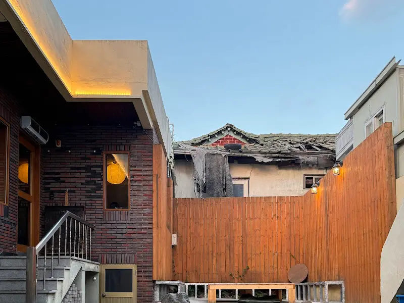 주택을 개조한 듯한 알티티의 외관