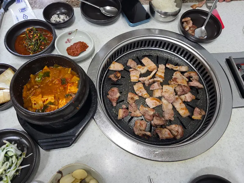 약돌 삼겹살과 밑반찬