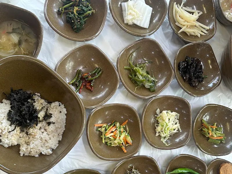 푸짐한 보리밥 정식 반찬