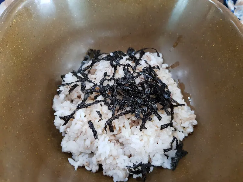 김가루가 뿌려진 보리밥