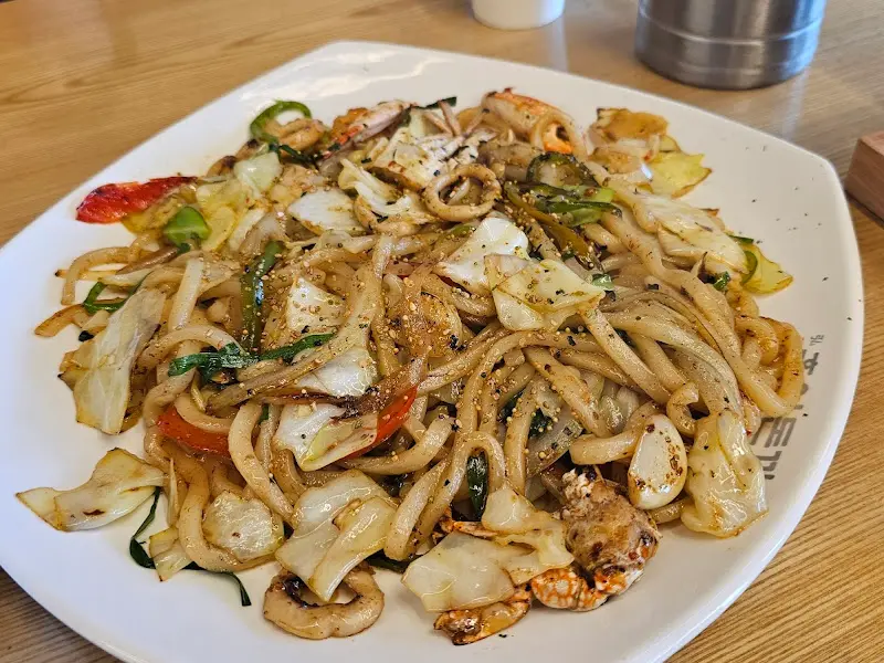 해물과 야채가 듬뿍 들어간 해물볶음우동