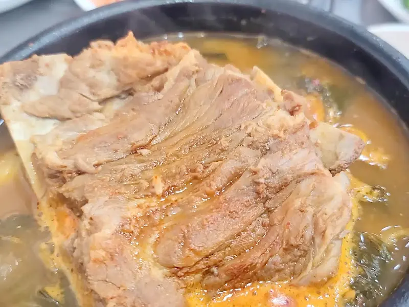 감자탕 뼈에 붙은 살코기