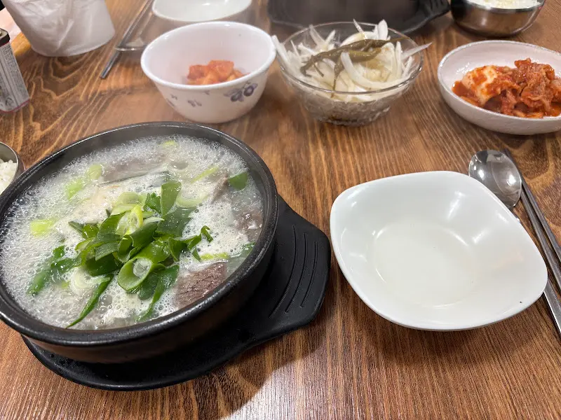 깔끔하게 비운 곰탕 그릇