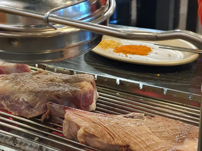 양꼬치 굽는 모습