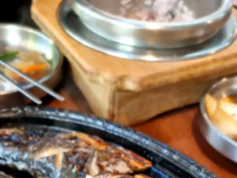 생선구이와 솥밥, 밑반찬