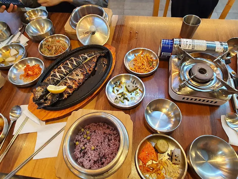 푸짐하게 차려진 생선구이 한 상