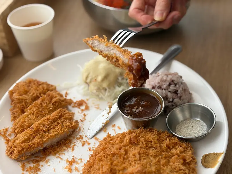 돈까스 소스에 찍어 먹는 모습