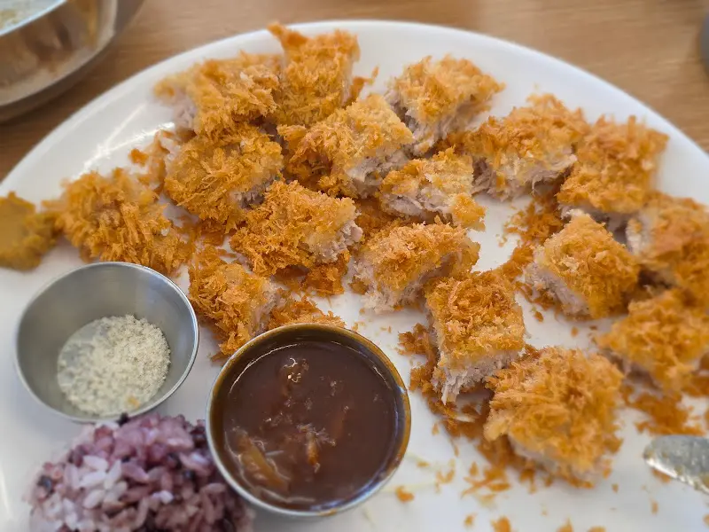 잘게 잘린 돈까스