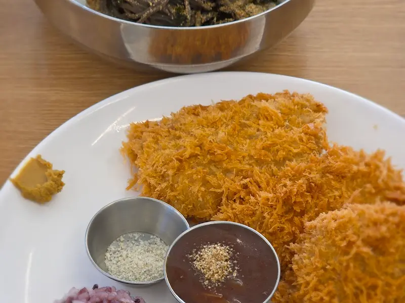 돈까스와 칼국수