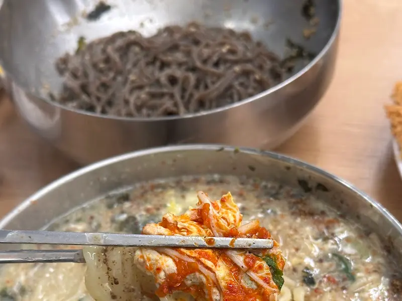 겉절이를 곁들인 칼국수