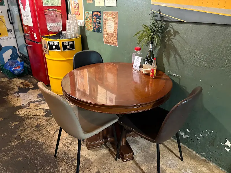 동묘가라지 내부 테이블