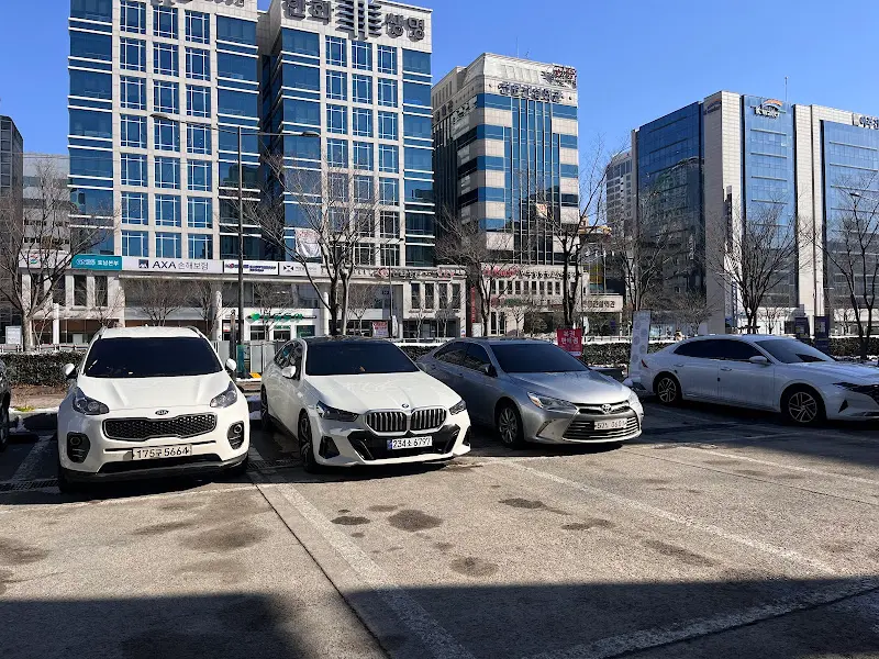 넓은 주차장
