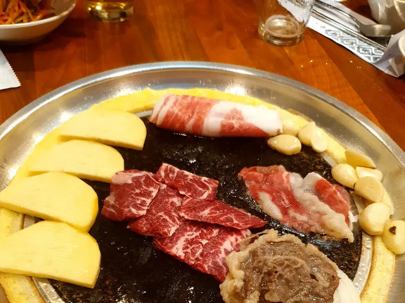 돌판 위에 구워지는 한우