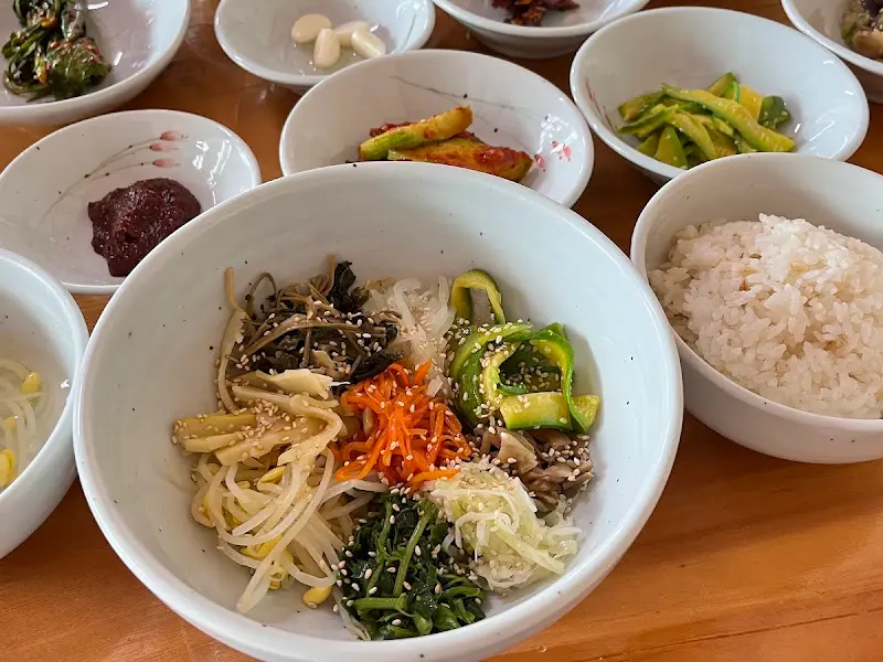 한 상 가득 차려진 푸짐한 밥상