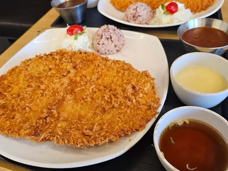 겉은 바삭하고 속은 촉촉한 왕돈까스