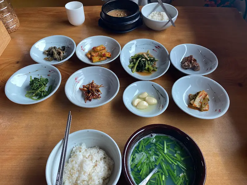 다양한 밑반찬과 함께 즐기는 청국장 정식