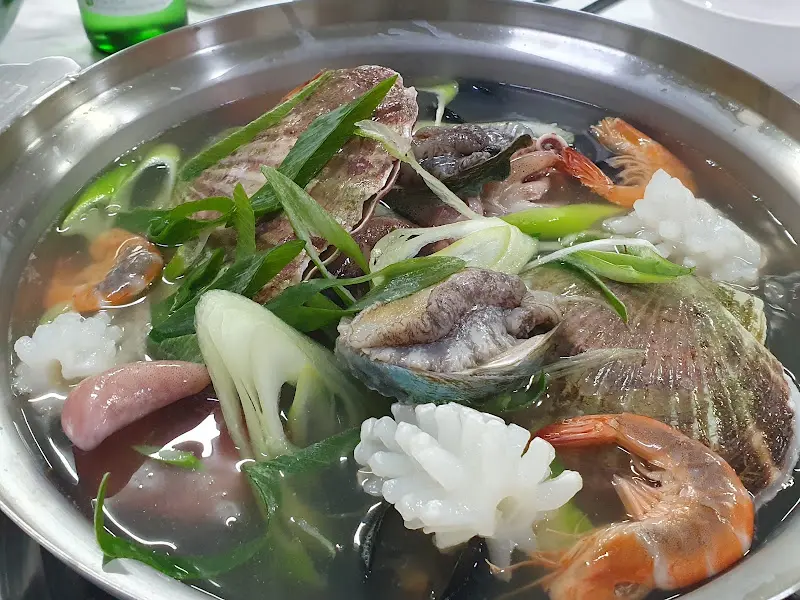 해산물 가득한 황제해물칼국수