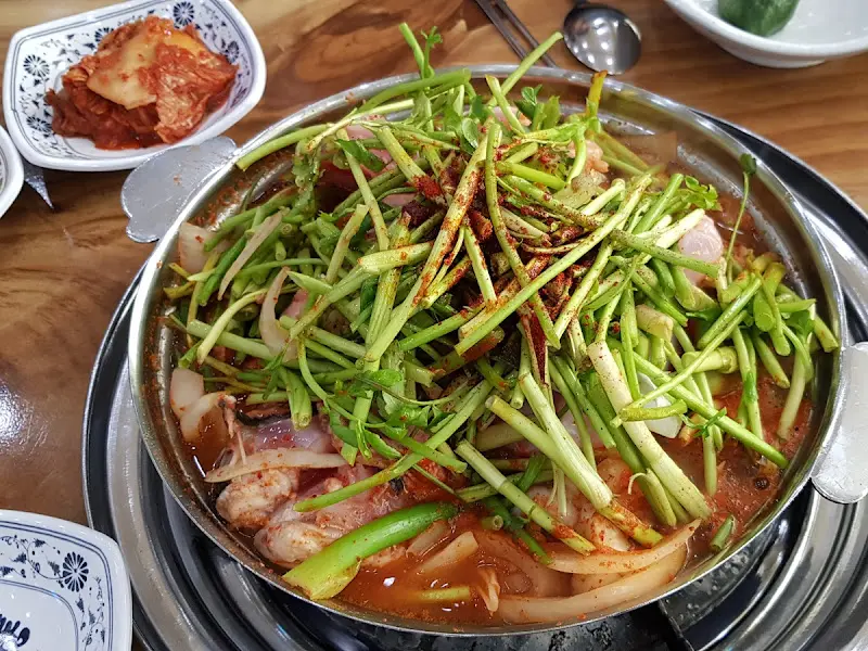 미나리가 듬뿍 올라간 아구탕