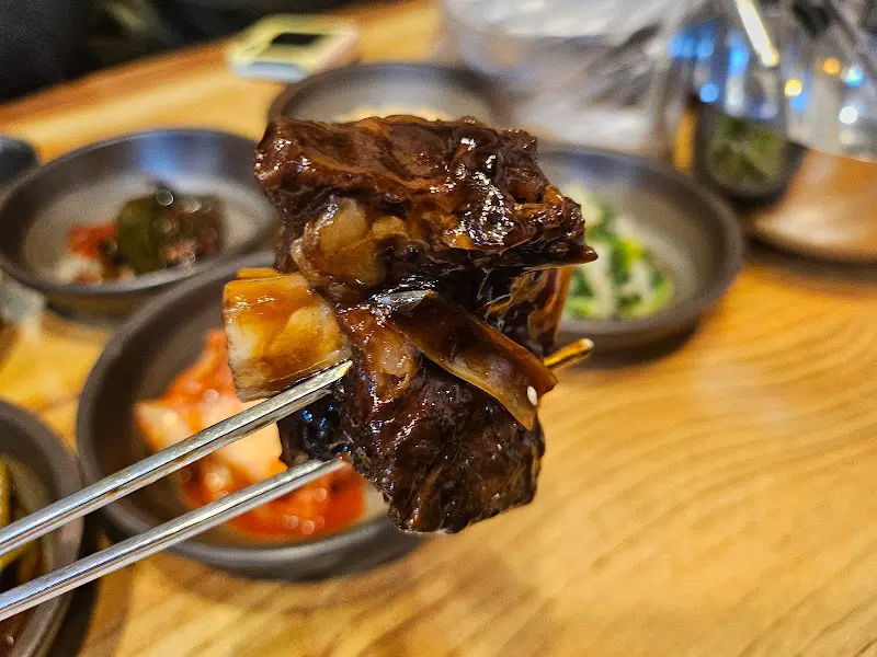 젓가락으로 집어 올린 갈비찜