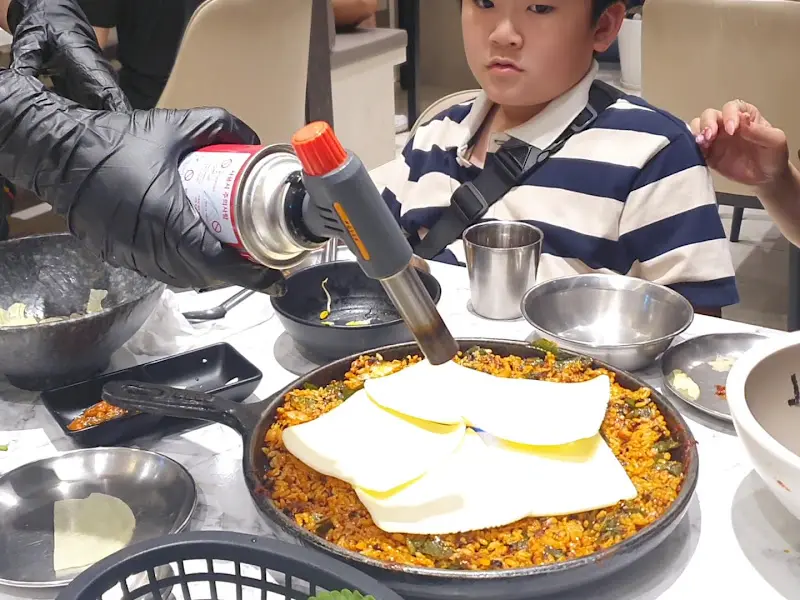 불꽃 쇼를 연상케 하는 치즈 볶음밥