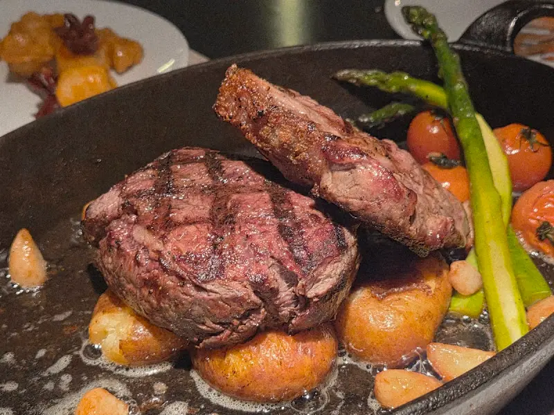 돌판 위에 올려진 안심 스테이크 사진