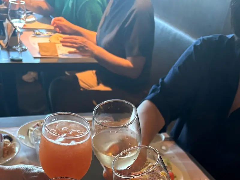 테이블에 앉아 와인을 마시는 사람들의 모습