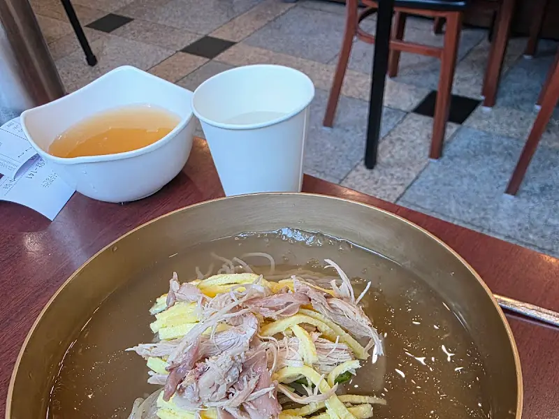 테이블 위 꿩냉면