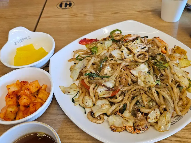 해물볶음우동과 곁들여 나오는 단무지, 깍두기