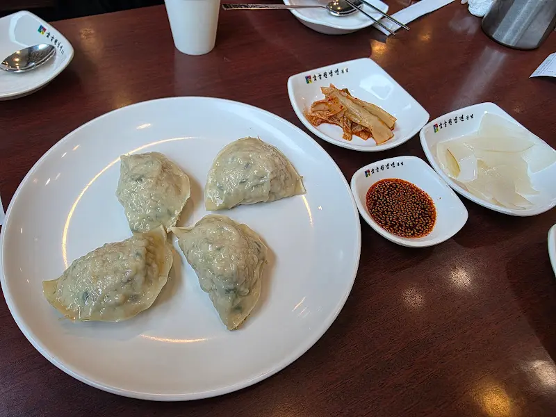 만두와 곁들임 반찬