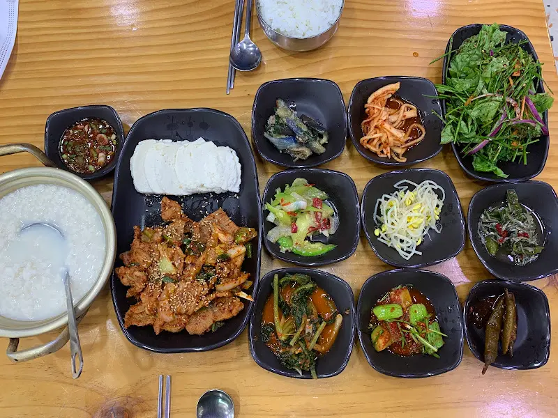 푸짐한 손두부 제육정식 한상차림