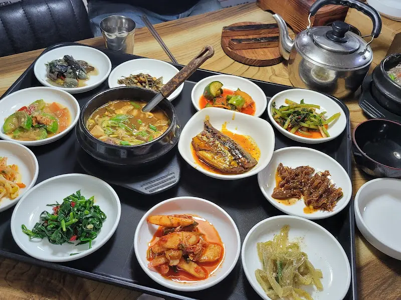 한 상 가득 차려진 음식