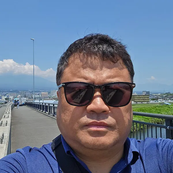 따뜻한 햇살이 들어오는 식당 내부