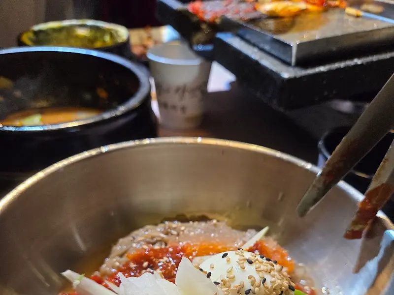 잘 구워진 삼겹살과 된장찌개의 조화