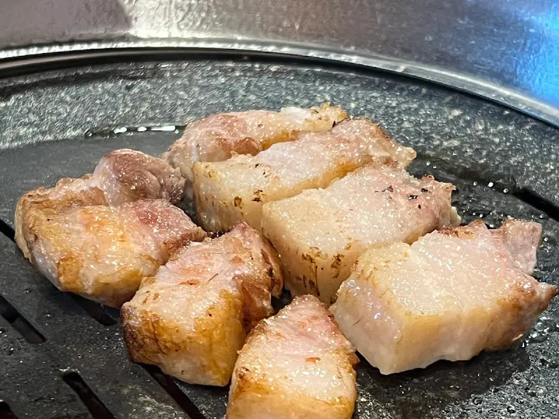 겉바속촉의 정석, 전문가의 손길로 구워진 삼겹살