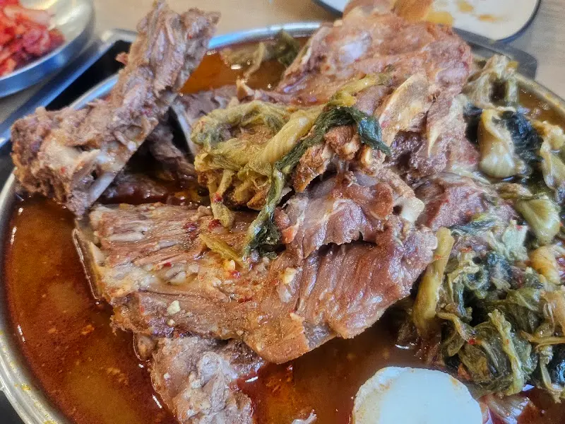 푸짐한 감자탕 비주얼