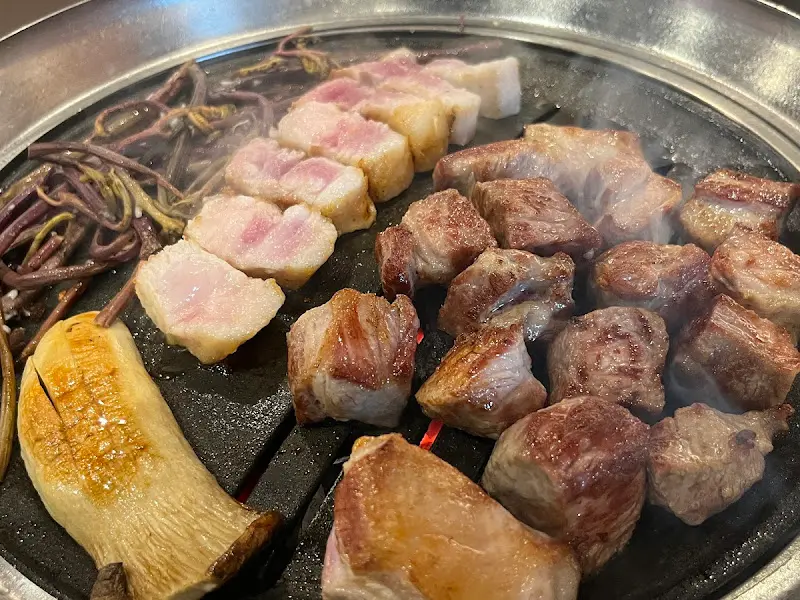 돼지기름에 구워지는 김치와 삼겹살