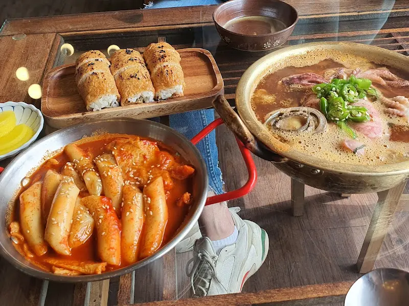해물라면, 떡볶이, 유부초밥 한상차림