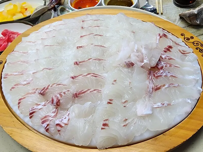 윤기가 좔좔 흐르는 회 한 접시