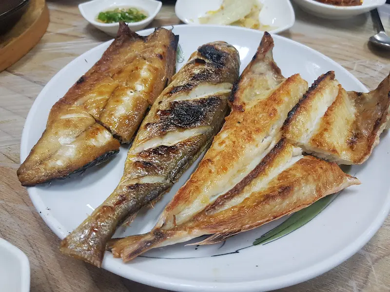 노릇노릇 구워진 생선구이