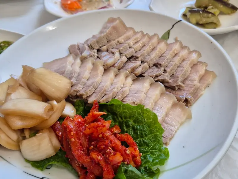 윤기가 흐르는 보쌈 수육